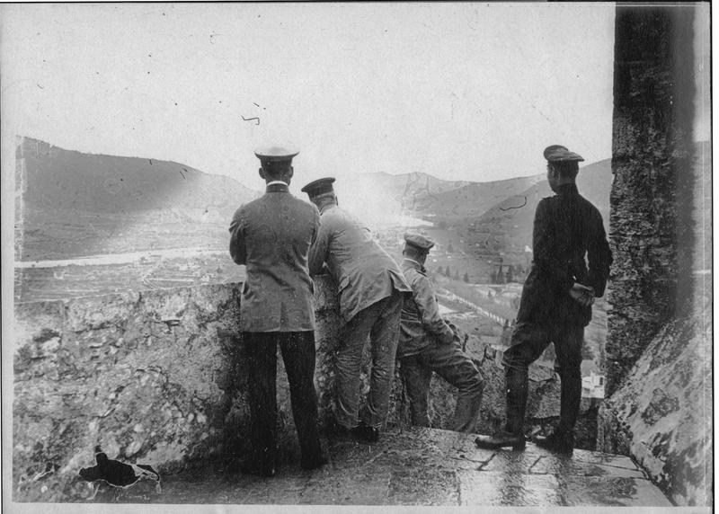 Camp d'officiers allemands prisonniers. Officiers contemplant le panorama