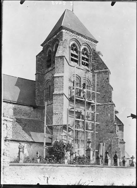 Église bombardée, en réparation ; échafaudage