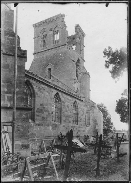 Église et cimetière bombardés