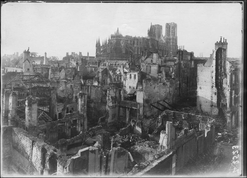 Aspect du quartier Cérès incendié, au fond la cathédrale