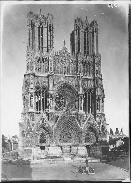 Façade principale de la cathédrale