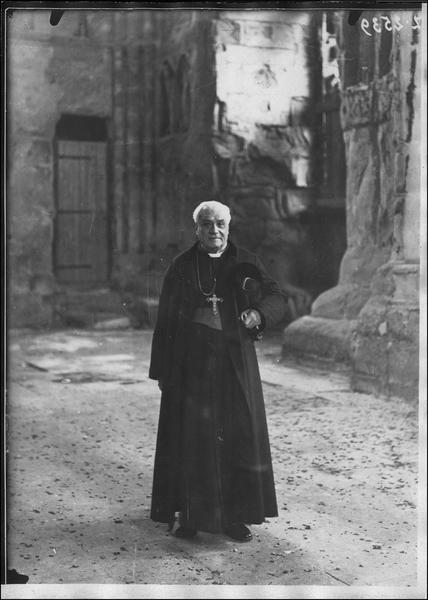 Monseigneur Luçon, cardinal, à l'intérieur de la cathédrale