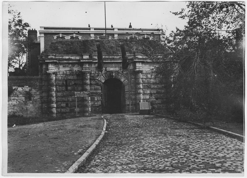 Entrée de la caserne Villars, panneau en allemand : Betreten der Zitadelle