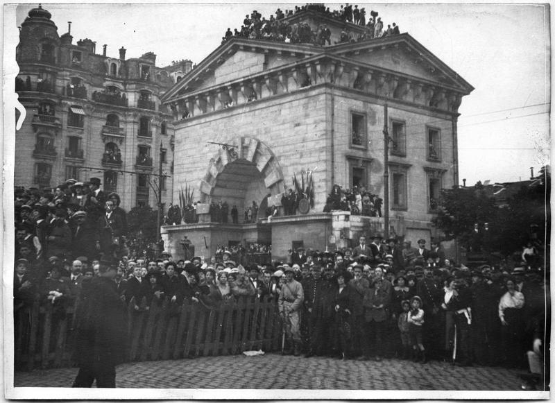 Bureau d'octroi, revue du 14 juillet 1917, la foule à la barrière du Trône