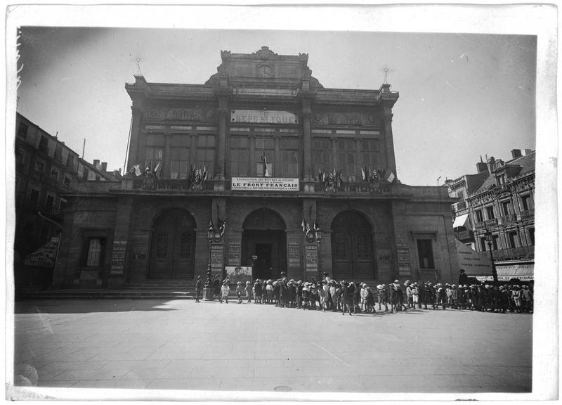 Les écoles visitent l'exposition de la Section photographique de l'Armée (SPCA). Le Front français, juin 1917