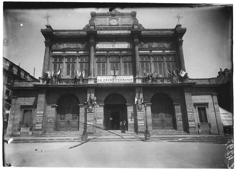 Exposition de la Section photographique de l'Armée (SPCA), façade du théâtre