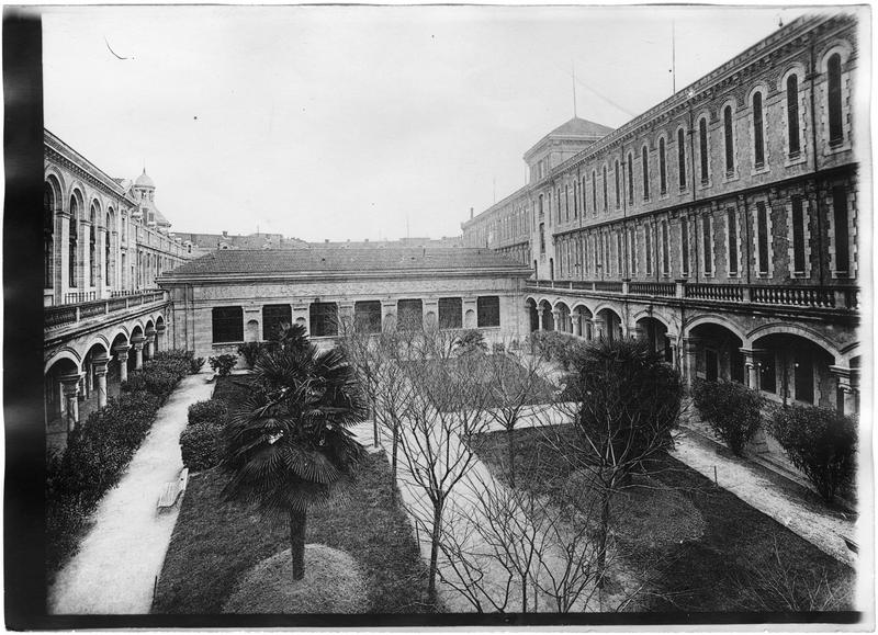 Cour d'honneur du lycée national