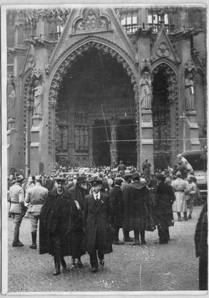 Entrée du maréchal Foch dans la ville de Metz. La foule devant le parvis