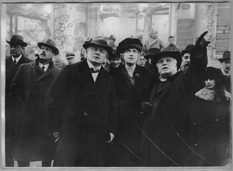 Le cardinal Luçon montre à David Lloyd George les dégâts de la cathédrale