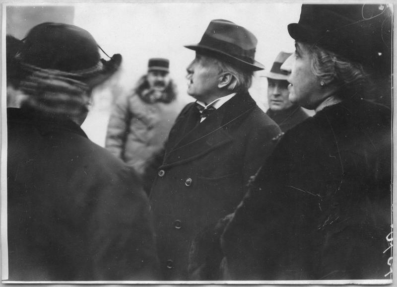 David Lloyd George observe les dégâts de la cathédrale