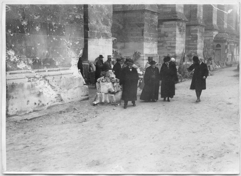 Le cardinal Luçon et David Lloyd George sortent de la cathédrale.