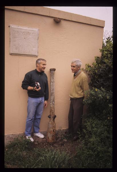 Vue de deux des membres de l'équipe de fouille (dont Jean-Pierre Joncheray) posant avec le fauconneau (fouille J-P. Joncheray).