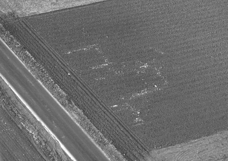 Substructions recoupées par la voie romaine. Il s'agit d'un des rares édifices notables (plus de 700 m2) en bordure d'une voie antique (mansio ?). Au sol, tuiles, blocs de grès et moellons. Occupation : Ier-Ve s.