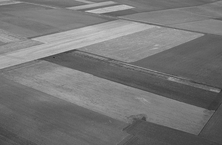 Villa à cour rectangulaire orientée au sud-sud-ouest. Au sol, tuiles et rognons de silex. Occupation : 1er-IVe s.