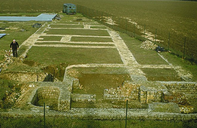 Parallèlement à la fouille, l'activité a été consacrée à l'aménagement et à la préservation du site. Afin de les préserver des intempéries, les vestiges ont cependant du être réenfouis en 1985.