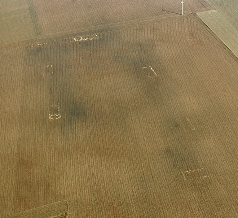 Grande villa avec cour rectangulaire allongée, orientée au sud.