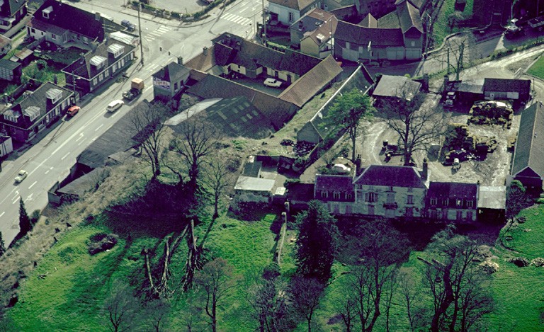 Deux mottes médiévales situées à 30 m d'écart. Les textes nous apprennent que vers 1107, un château possédé par Ferry de Picquigny, fut abattu. Un château fut également démoli en 1357.