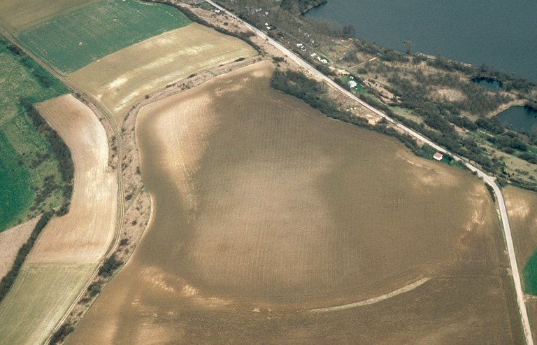L'enceinte occupe une superficie de 9,7 ha. Outre ces abrupts naturels, le camp est défendu par deux levées de terre qui se font face au nord et au sud. En avant de la levée nord, se trouve un large fossé devant lequel s'éleve une autre levée très arasée. Certains survols ont révélé la position d'un ancien fortin arasé, de forme carrée. Le rempart est large de 8 m à la base et posséde un parement externe en blocs de calcaire encore conservé sur 40 cm de haut. La morphologie et les techniques de construction su rempart sont typiques du 1er siècle av. J.C.