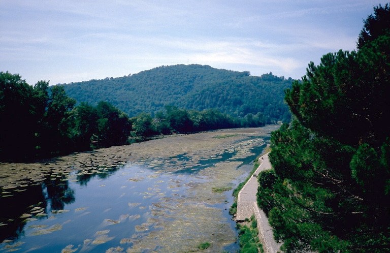 Vue lointaine du Puy du Tour.