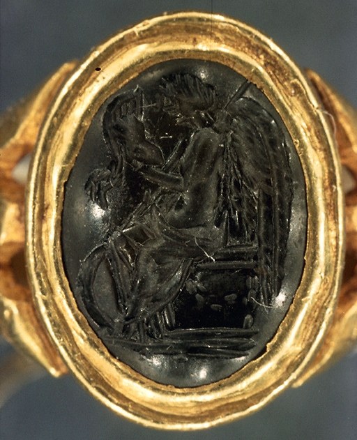 Bague en or découverte dans un sarcophage (S. 14), conservée au musée de l'Evêché à Limoges : chaton orné d'une intaille antique représentant une Victoire assise de profil.