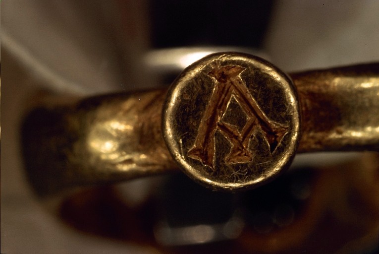 Bague en or découverte dans un sarcophage (S. 14), conservée au musée de l'Evêché à Limoges : sceau orné d'un alpha, soudé à l'opposée du chaton, côté paume de la main.