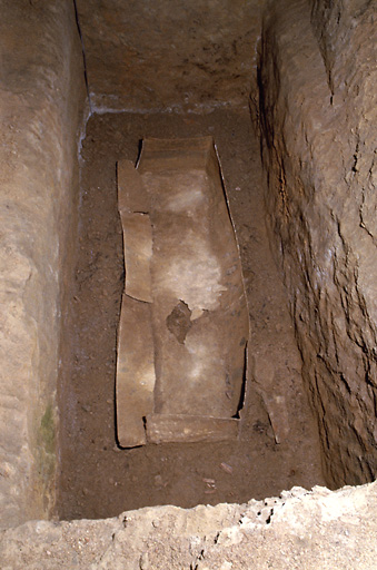 Sarcophage en plomb dans la nef de l'église.