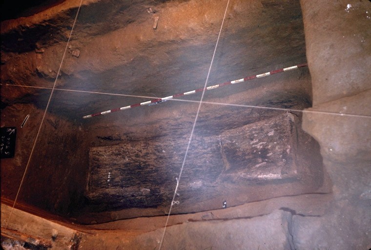 Sarcophage (S. 304) en plomb avec son couvercle portant des traces de bois.