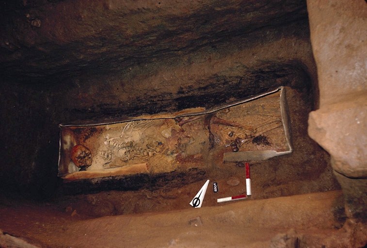 Sarcophage (S. 304) après enlèvement du couvercle.