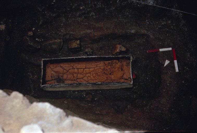 Intérieur du sarcophage d'enfant (S. 301).