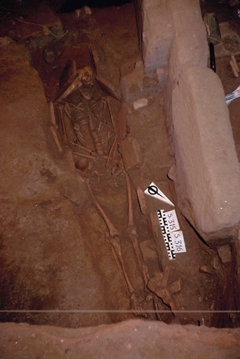 Inhumation dans un coffre sommaire (S. 315-316).