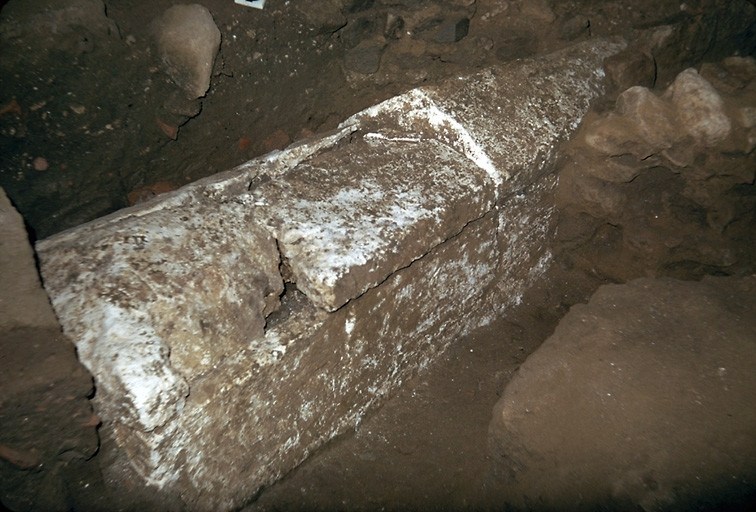 Sarcophage en calcaire (S. 323) et, à droite, maçonnerie postérieure.