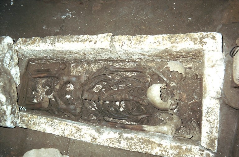 Intérieur du sarcophage en calcaire (S. 323).