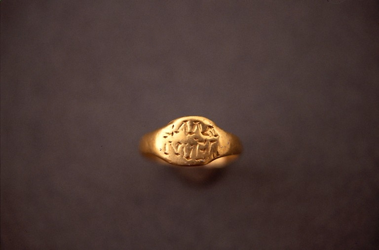 Bague en or découverte dans un sarcophage (S. 16), conservée au musée de l'Evêché à Limoges : chaton gravé de l'inscription MANUEL..