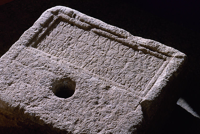 Inscription dite du vergobret, trouvée en remploi dans les fondations du mur.