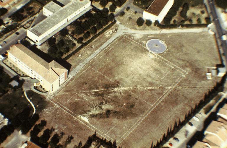 Voie ; occupation : voie traversant le terrain en diagonale et bâtiment rectangulaire