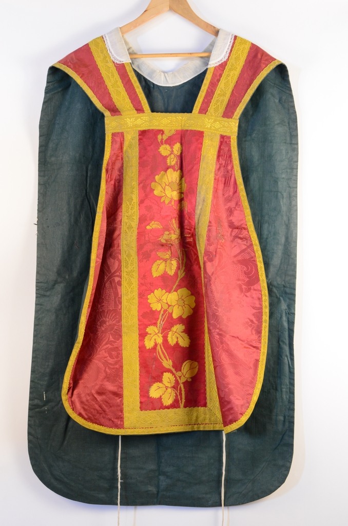 Chasuble ; étole de clerc ; manipule ; bourse de corporal ; voile de calice : ornement rouge 3