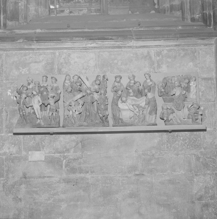 bas-reliefs : la Flagellation, le Portement de croix, la Mise au tombeau, la Résurrection