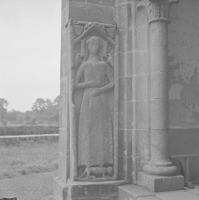 dalle funéraire d’un personnage féminin