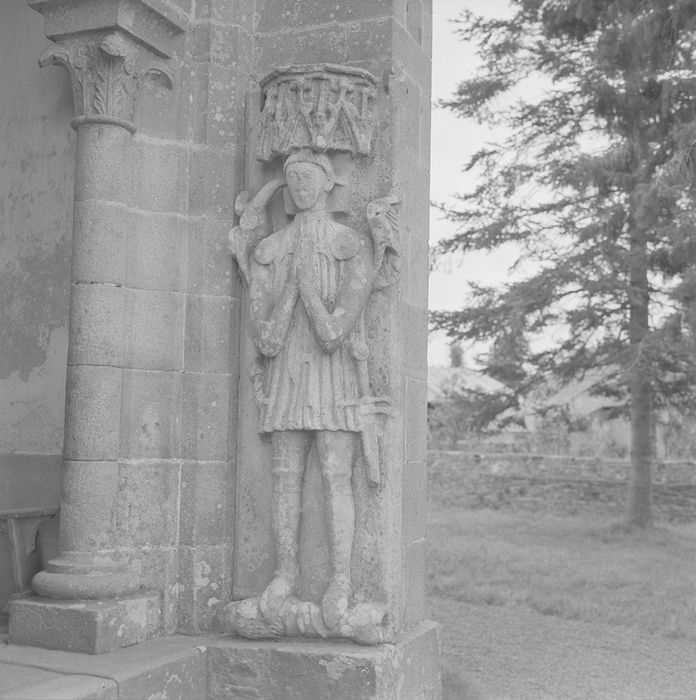 dalle funéraire d’un personnage masculin