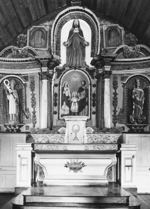 maître-autel, retable, statues : Saint Corentin, Christ sauveur, Vierge à l'Enfant, tableau : Sainte Famille