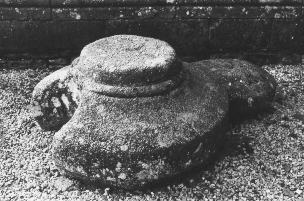Fragments de fonts baptismaux (cuve baptismale)