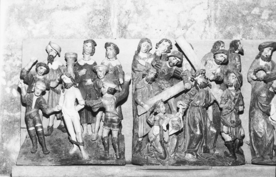 bas-reliefs : Flagellation, le Portement de croix