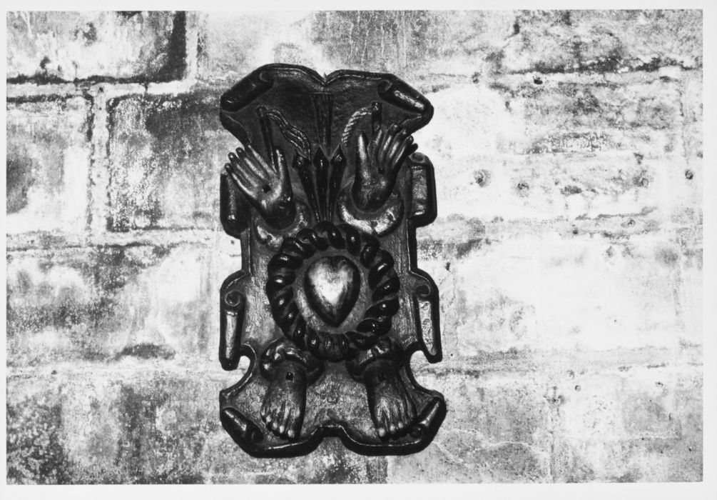 relief : Attributs de la Passion