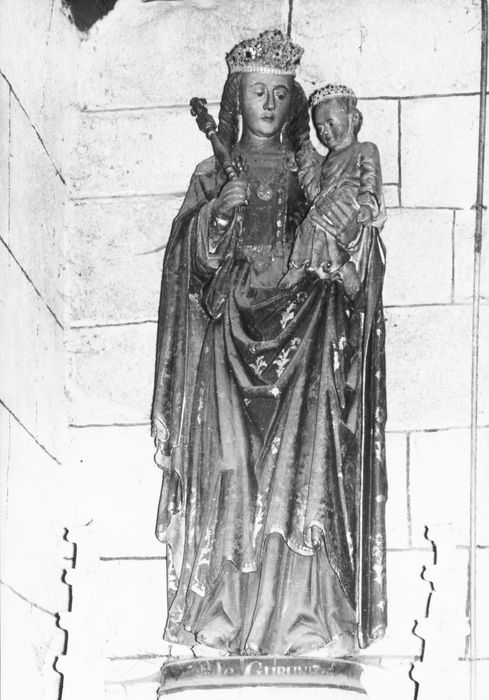 statue : Vierge à l'Enfant
