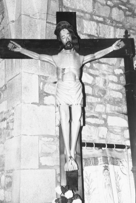 statue : Christ en croix