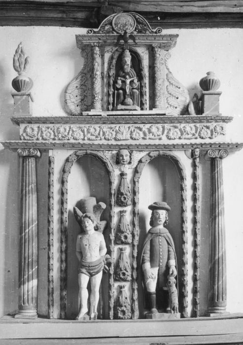 autel latéral sud, son retable, statues : Saint Sébastien, Saint Roch et Trinité
