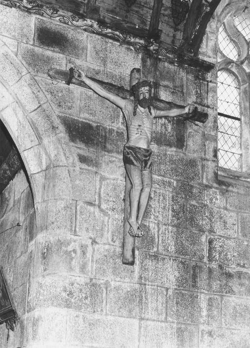statue : Christ en croix