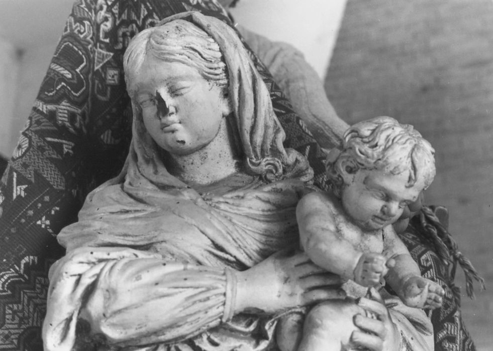 statue : Vierge à l'Enfant, vue partielle