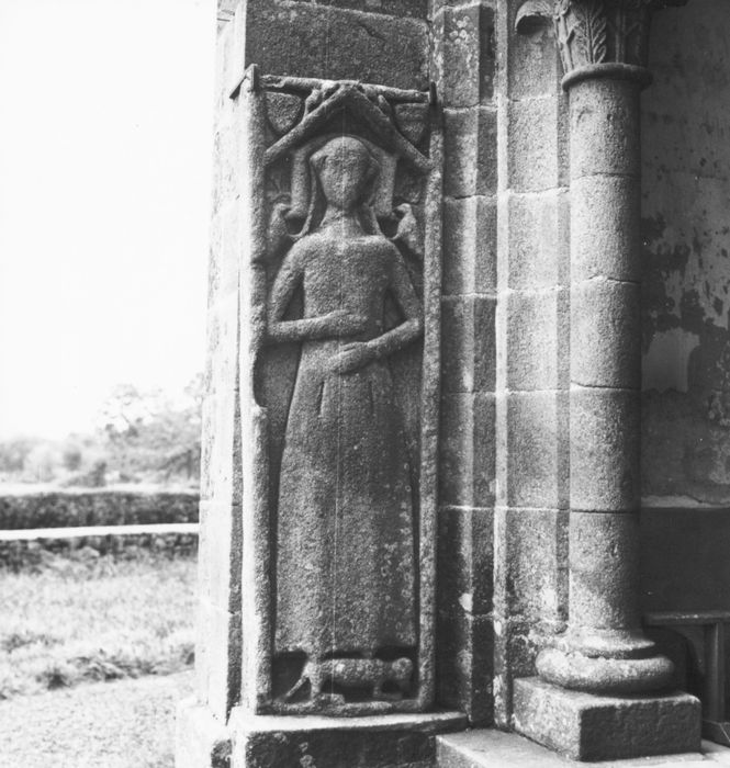 dalle funéraire d’un personnage féminin