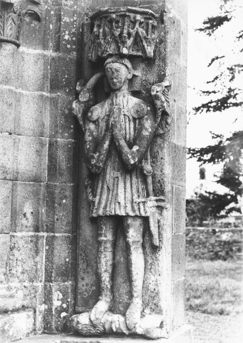 dalle funéraire d’un personnage masculin